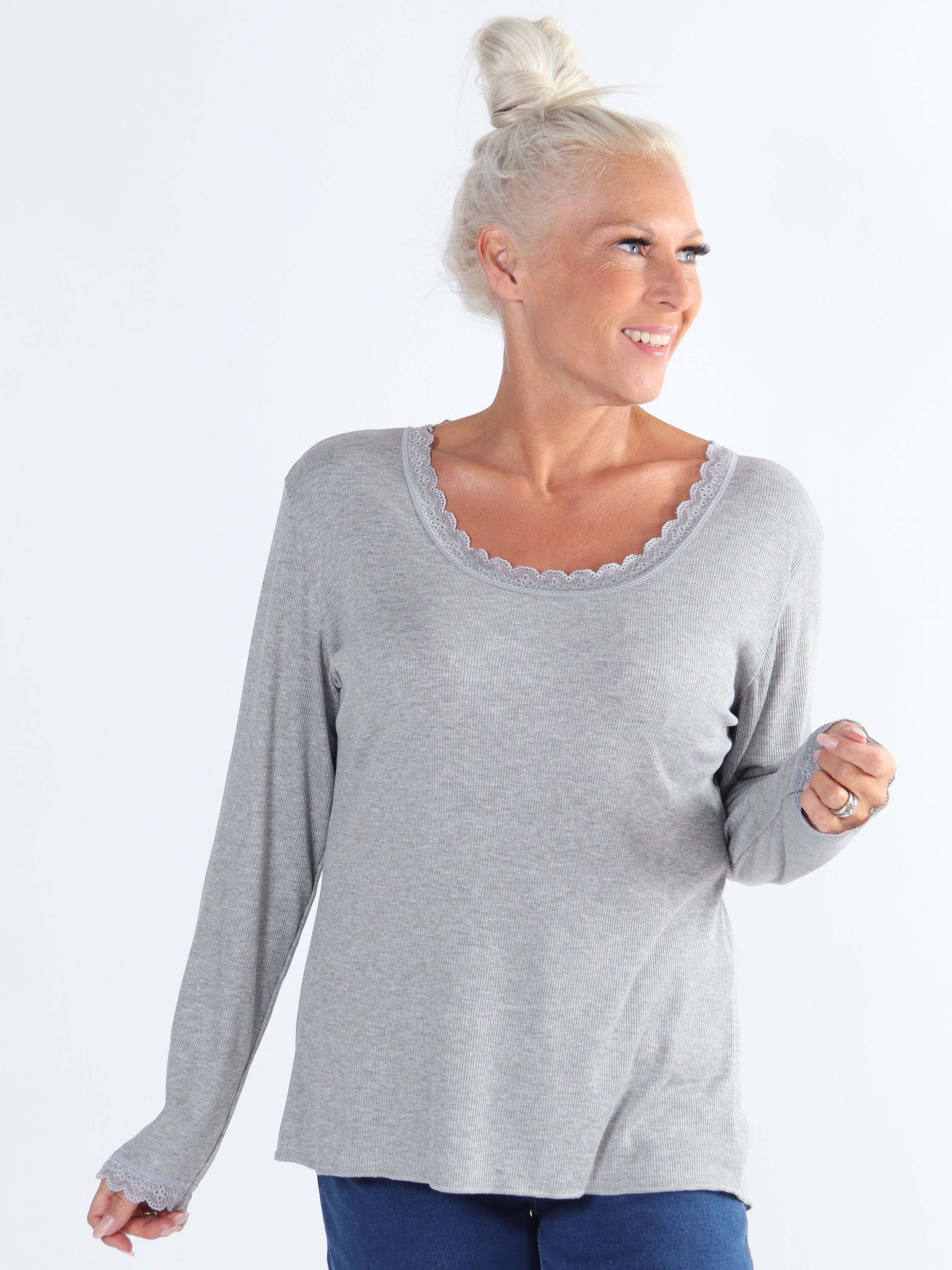Ibina Long Sleeve - Plus size bluse med rib og blondekanter